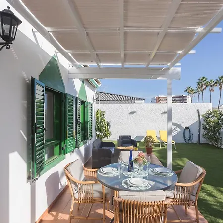 Charming - Private Terrace, Aircon & Pool