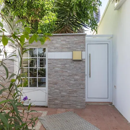 Charming - Private Terrace, Aircon & Pool