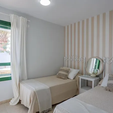 Luxury - Private Terrace - Pool - Aircon Ferienhaus *